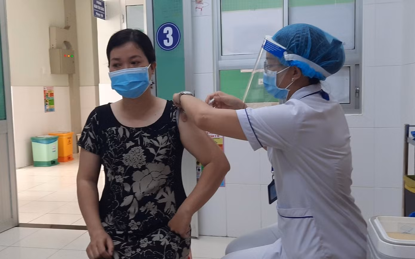 TPHCM yêu cầu các địa phương thần tốc hơn nữa trong việc tiêm vắc xin đủ liều và liều nhắc lại, nhất là đối với nhóm người có nguy cơ cao