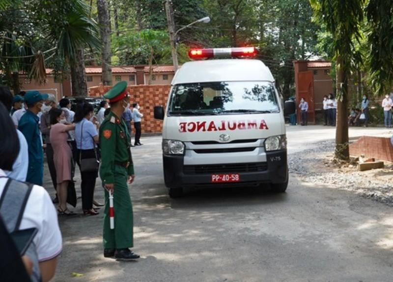 Xe đưa thi thể Phó Chủ tịch Thường trực UBND TPHCM Lê Hòa Bình về Nhà tang lễ Quốc gia phía Nam trưa 29/3