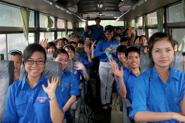 Cùng với các bạn nam, các bạn nữ sinh cũng sẵn sàng cho chuyến đi đến với nhân dân