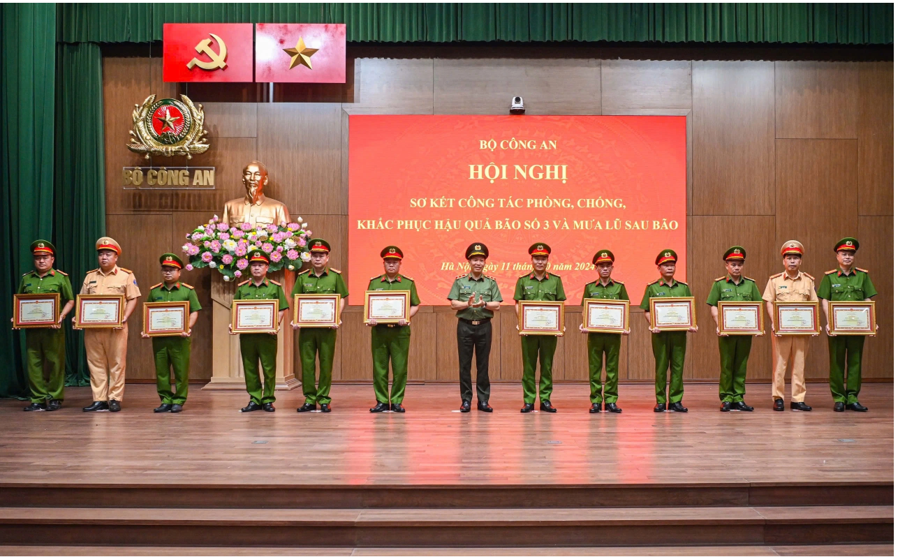 Trung tướng Lê Văn Tuyến tặng bằng khen cho những tập thể, cá nhân có thành tích xuất sắc trong công tác phòng, chống thiên tai, khắc phục hậu quả cơn bão Yagi và mưa lũ sau bão. Trung tướng Lê Văn Tuyến tặng bằng khen cho những tập thể, cá nhân có thành tích xuất sắc trong công tác phòng, chống thiên tai, khắc phục hậu quả cơn bão Yagi và mưa lũ sau bão.