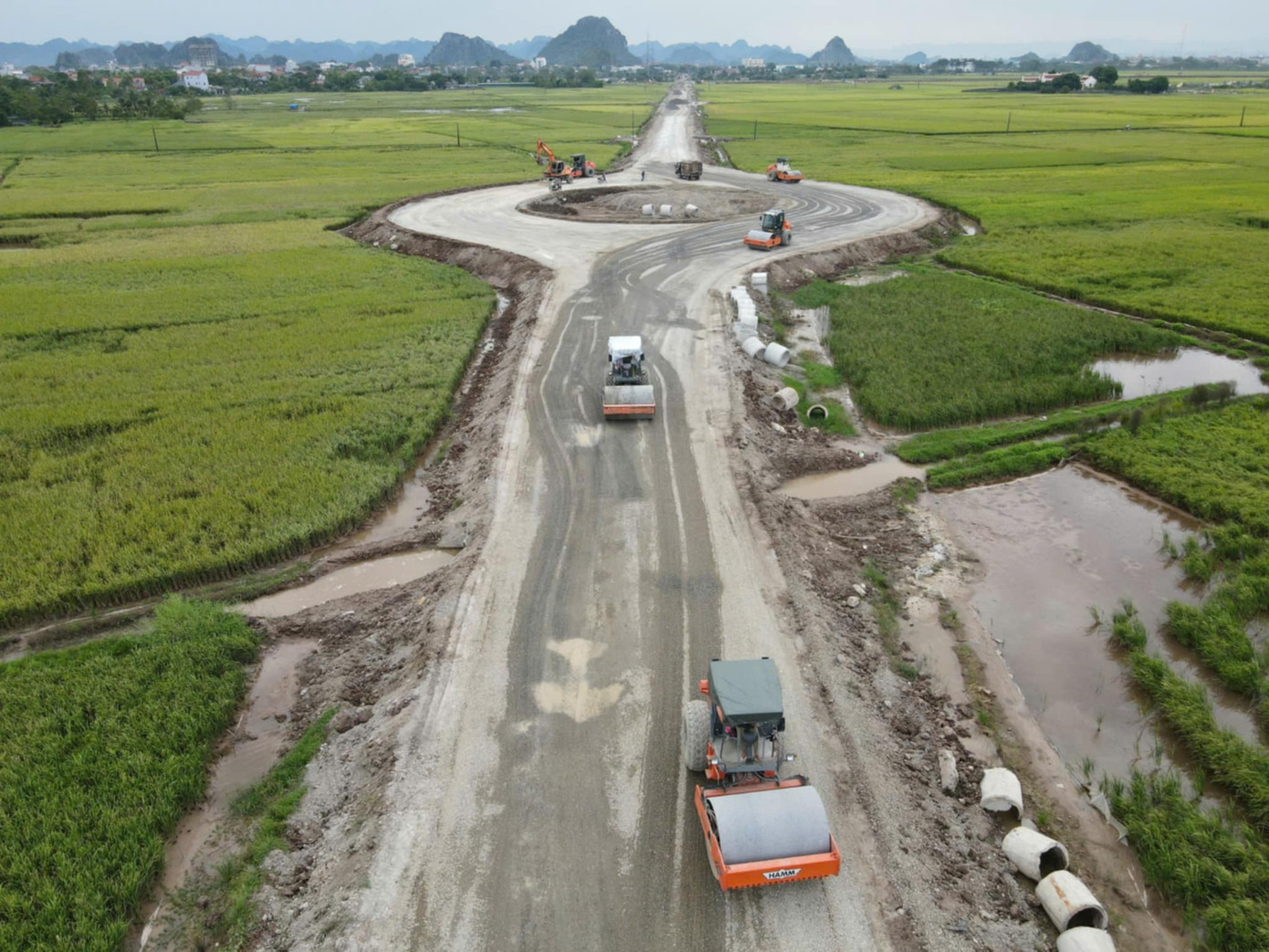 Phần đường phía tỉnh Ninh Bình dài khoảng 1.660m đang rốt ráo thi công. Ảnh: Đ.H.