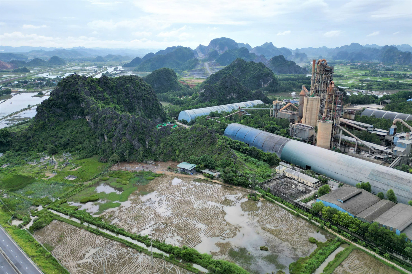 Khu vực Nhà máy xi măng Duyên Hà.