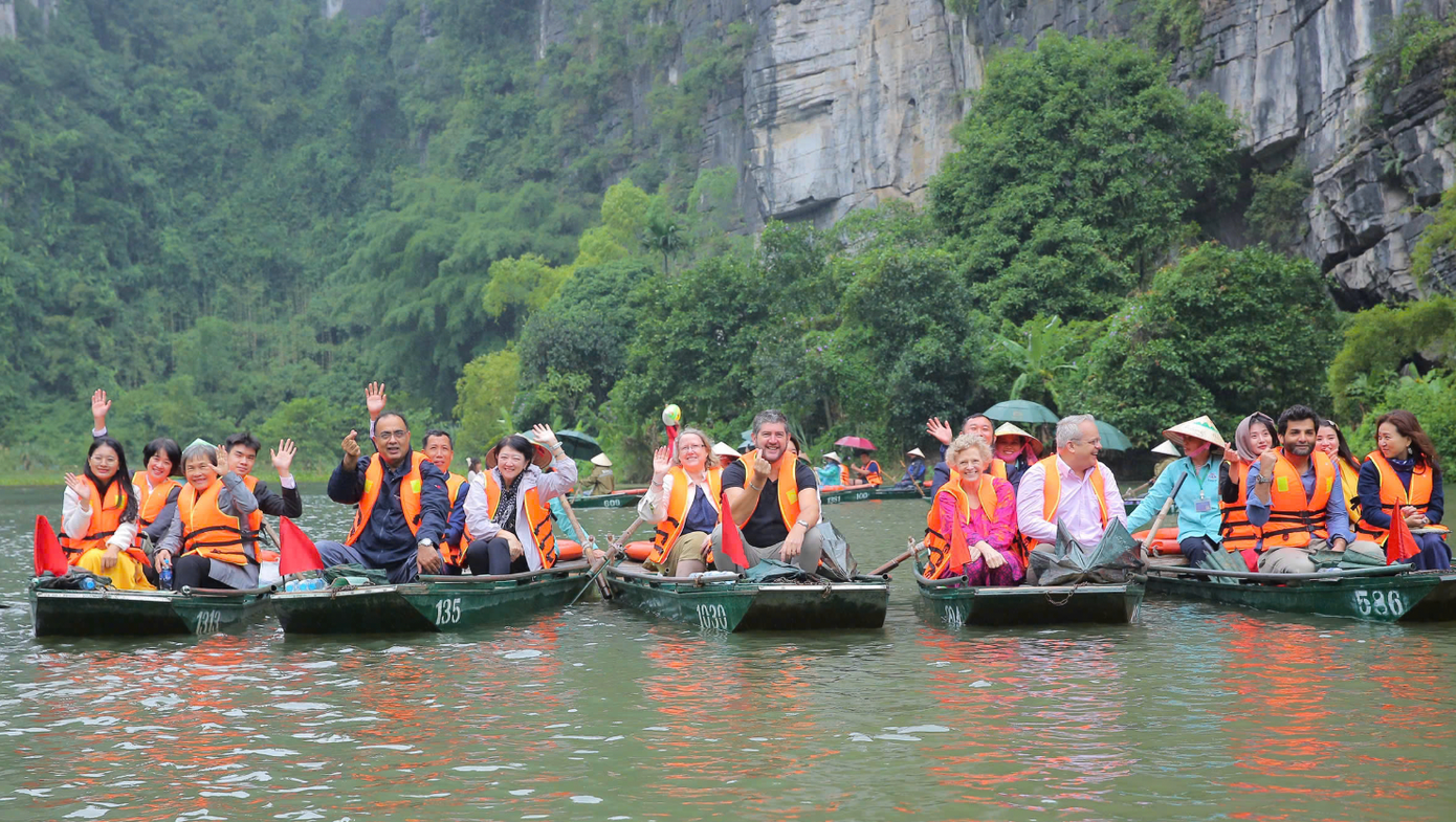 Nhiều đại biểu hoan hỉ khi đến với Quần thể Danh thắng Tràng An. Ảnh: Dương AK. Nhiều đại biểu hoan hỉ khi đến với Quần thể Danh thắng Tràng An. Ảnh: Dương AK.