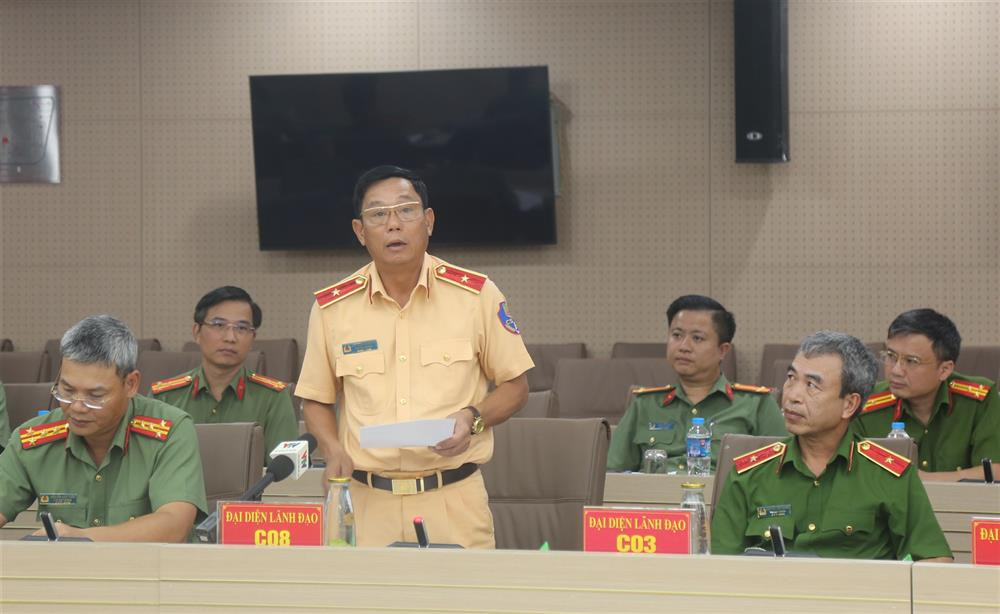 Thiếu tướng Nguyễn Văn Mừng, Phó Cục trưởng Cục Cảnh sát giao thông, Bộ Công an thông tin tại buổi họp báo. Thiếu tướng Nguyễn Văn Mừng, Phó Cục trưởng Cục Cảnh sát giao thông, Bộ Công an thông tin tại buổi họp báo.