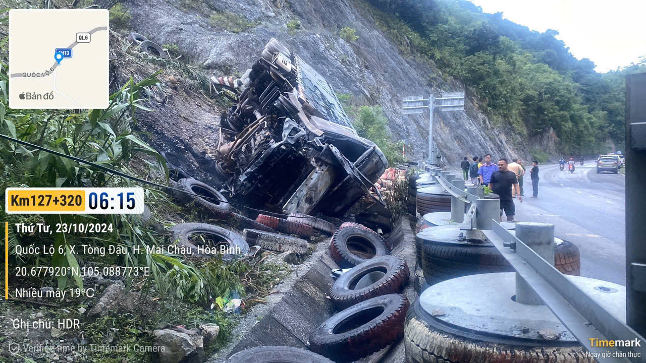 Phần đầu của chiếc xe bị thiêu rụi. Phần đầu của chiếc xe bị thiêu rụi.