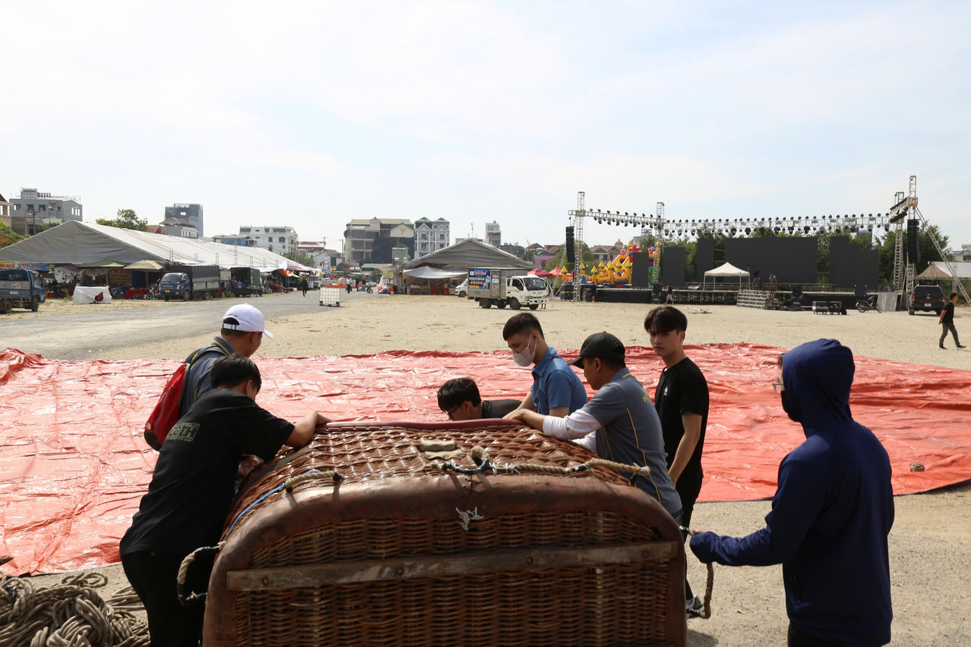 Các phi công chuẩn bị trước khi bay. Các phi công chuẩn bị trước khi bay.