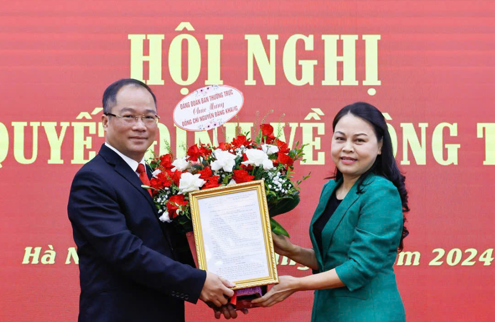 Nhà báo Nguyễn Đăng Khang (trái), nhận quyết định bổ nhiệm Phó Tổng Biên tập Báo Đại Đoàn Kết. Nhà báo Nguyễn Đăng Khang (trái), nhận quyết định bổ nhiệm Phó Tổng Biên tập Báo Đại Đoàn Kết.