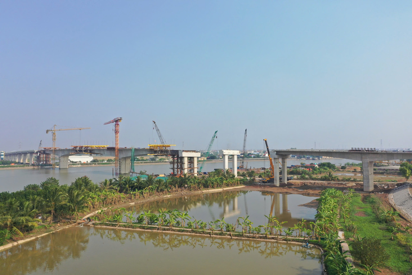 Nhiều nhịp cầu đang gấp rút hoàn thiện. Nhiều nhịp cầu đang gấp rút hoàn thiện.