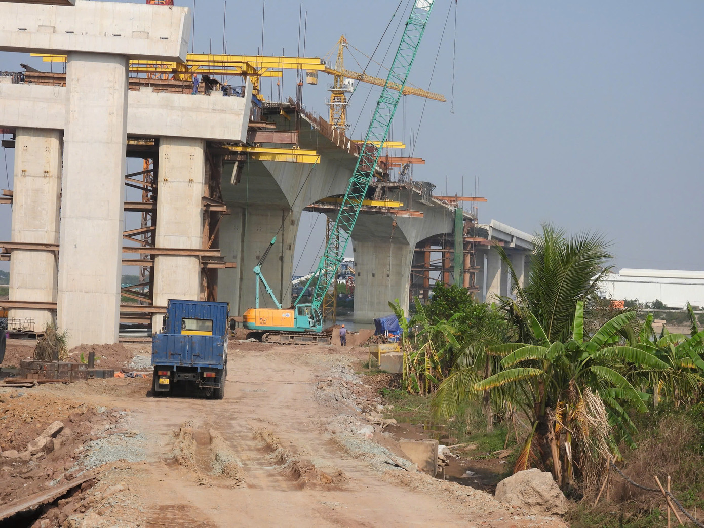 Các mố cầu phía Yên Khánh. Các mố cầu phía Yên Khánh.