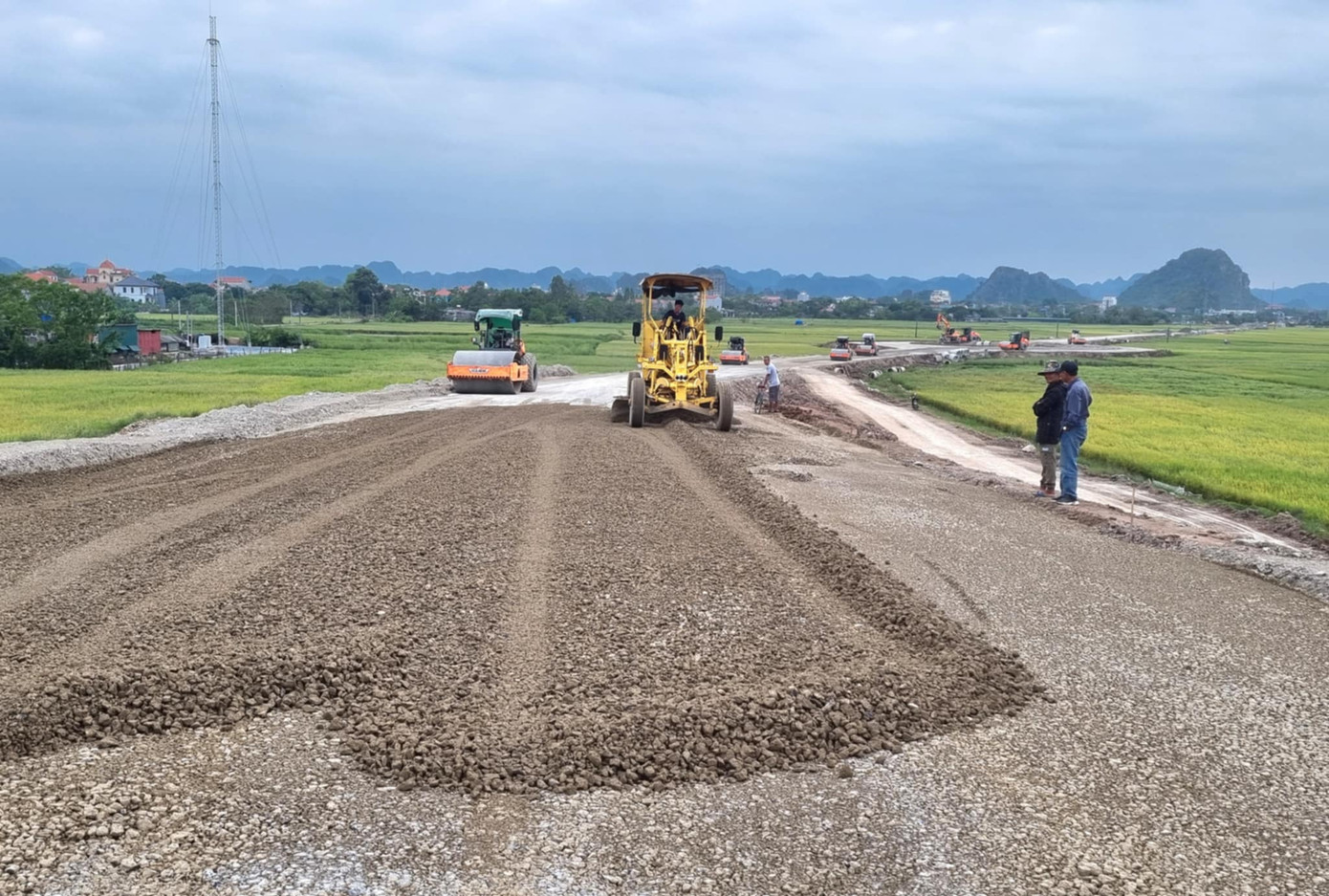 Phần đường dẫn phía Ninh Bình đang được gấp rút thi công. Ảnh: Đ.H
