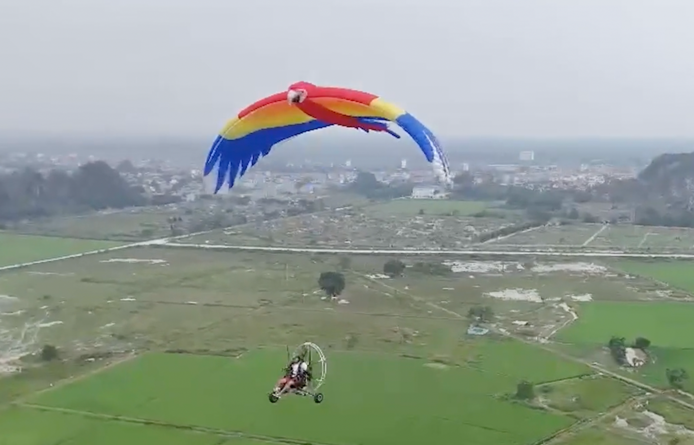 Dù lượn cũng hội tụ về Ninh Bình. Dù lượn cũng hội tụ về Ninh Bình.