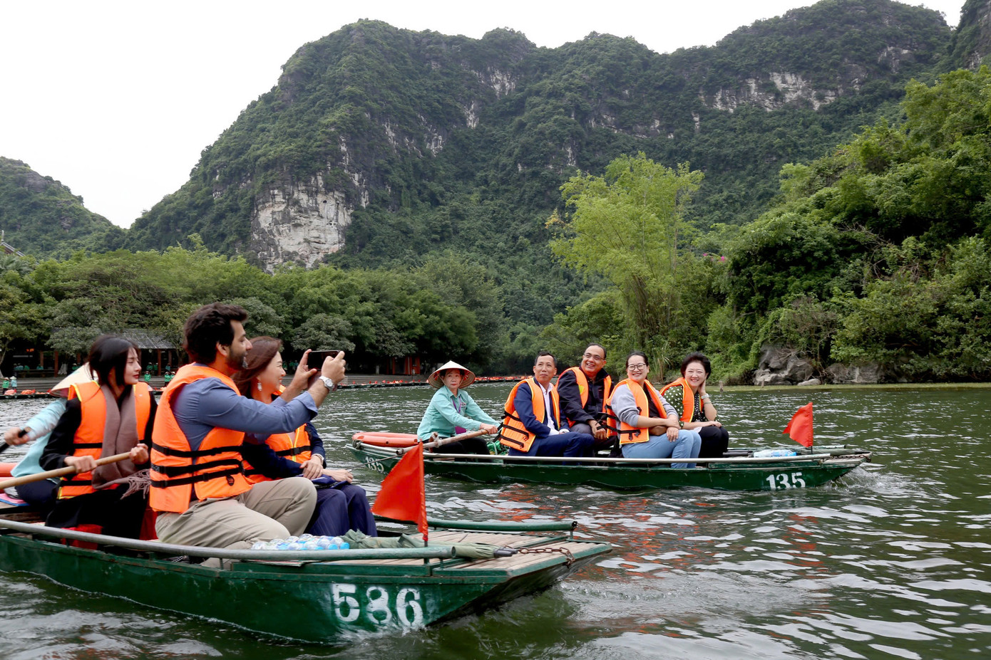 Đại biểu thực địa tại Di sản Tràng An, Ninh Bình. Đại biểu thực địa tại Di sản Tràng An, Ninh Bình.