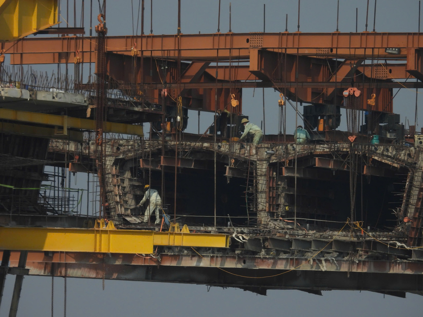 Công nhân nhộn nhịp thi công tại cầu Tam Tòa. Công nhân nhộn nhịp thi công tại cầu Tam Tòa.