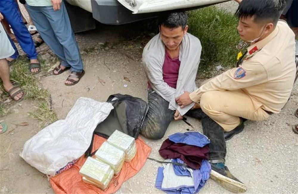 Lực lượng Công an bắt giữ đối tượng và tang vật 18 bánh heroin.