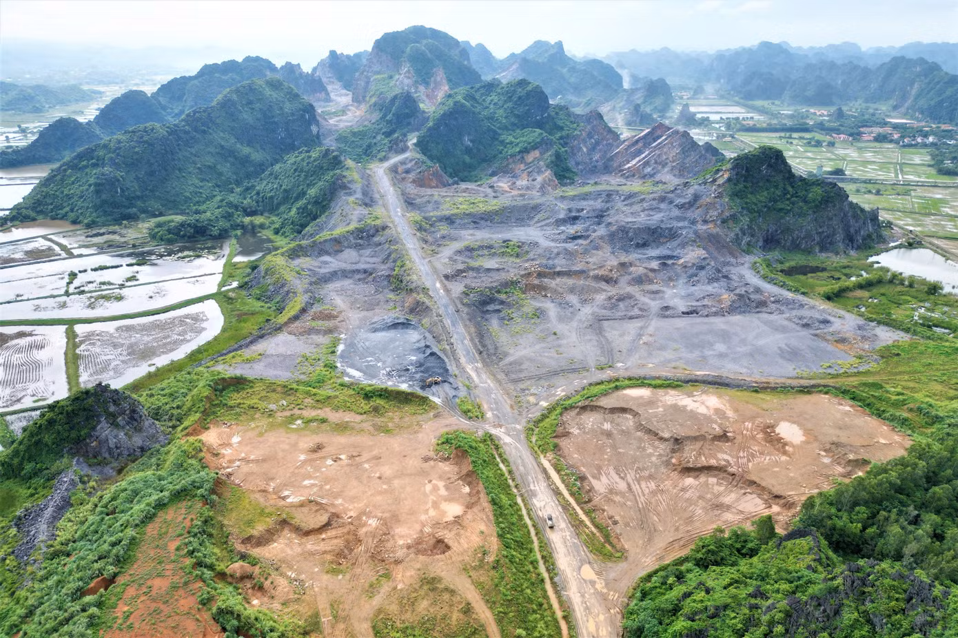 Khu vực nguyên liệu Nhà máy xi măng Duyên Hà.