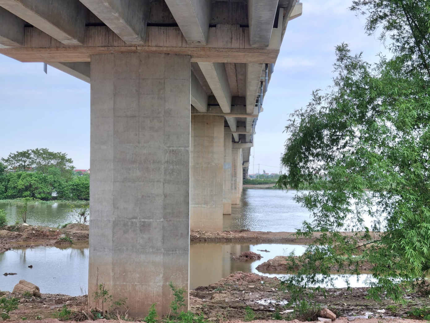Phần trụ cầu phía Ninh Bình. Ảnh: Đ.H.