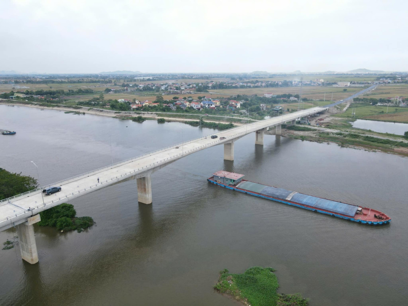 Cầu bến mới nhìn từ phía Nam Định. Ảnh: Đ.H.