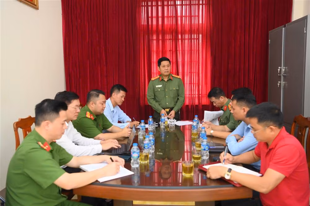 Đại tá Nguyễn Hồng Nguyên, Phó chánh Văn phòng Bộ Công an phát biểu tại buổi làm việc với UBND huyện Bảo Yên và Công an huyện Bảo Yên.