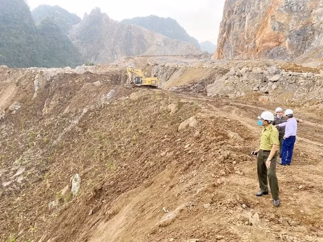 Lực lượng chức năng kiểm tra, lập biên bản xử lý đối với Công ty TNHH Duyên Hà vì khai thác đá làm vùi lấp hơn 32.000m2 rừng phòng hộ.