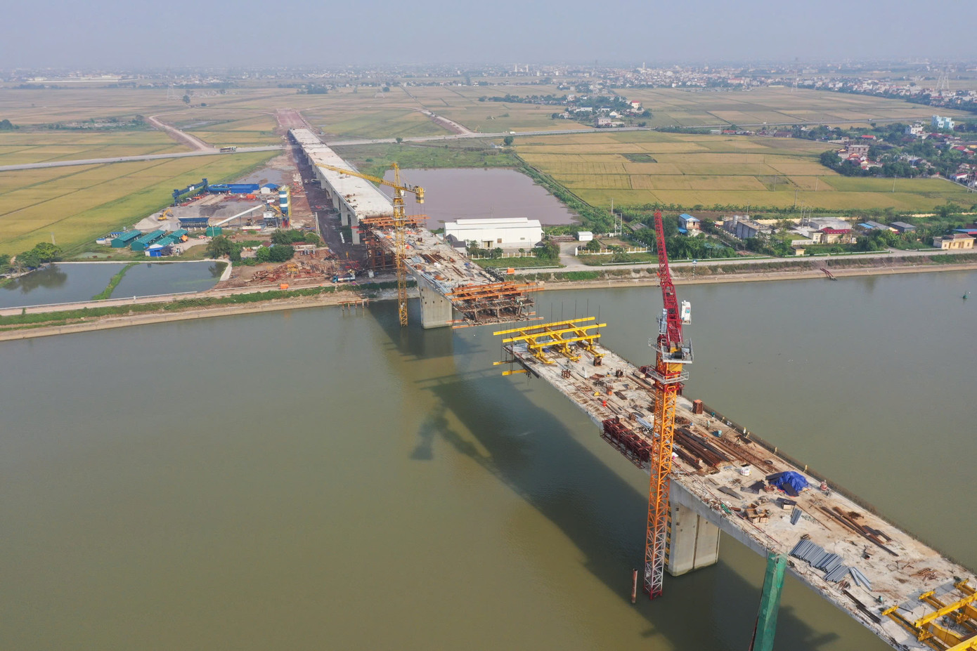 Cầu Tam Toà gấp rút chuẩn bị hợp long. Cầu Tam Toà gấp rút chuẩn bị hợp long.