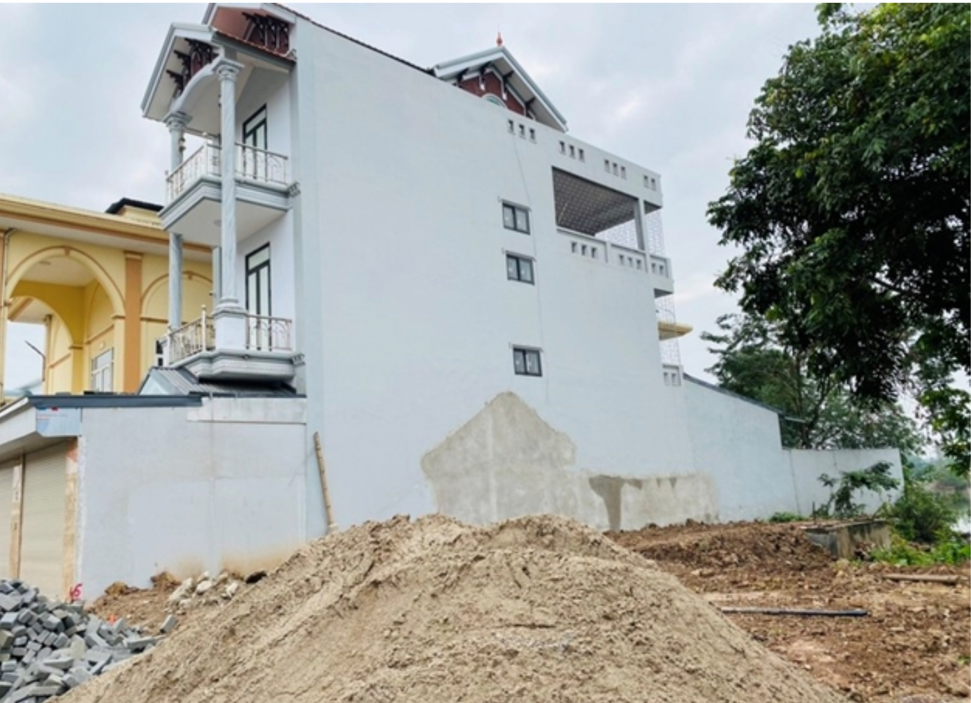 Khu vực đất công bị gia đình Nguyễn Hữu Chi lấn chiếm. Khu vực đất công bị gia đình Nguyễn Hữu Chi lấn chiếm.