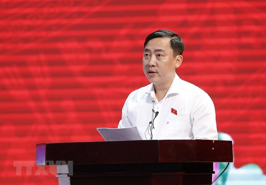 Phó Trưởng Đoàn đại biểu Quốc hội thành phố Cần Thơ Đào Chí Nghĩa báo cáo nội dung Kỳ họp thứ tư, Quốc hội khóa XV với cử tri. (Ảnh: Dương Giang/TTXVN)