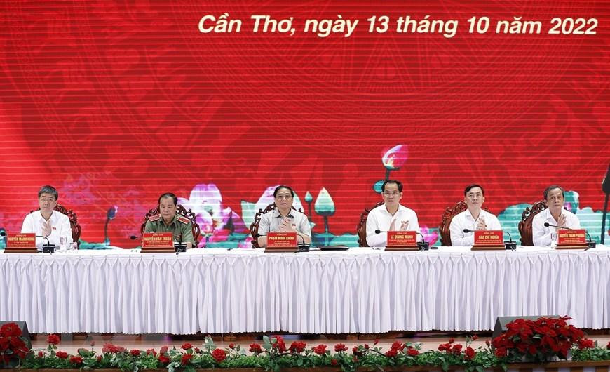 Thủ tướng cùng các đại biểu Quốc hội tiếp xúc cử tri thành phố Cần Thơ. (Ảnh: Dương Giang/TTXVN)