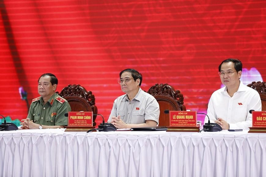 Theo báo Điện tử Chính phủ, cùng tham dự cuộc tiếp xúc cử tri có Bí thư Thành ủy Cần Thơ Lê Quang Mạnh, Trưởng Đoàn đại biểu Quốc hội TP. Cần Thơ, các đại biểu thuộc Đoàn đại biểu Quốc hội TP. Cần Thơ; lãnh đạo các bộ, ngành và TP. Cần Thơ; đại diện cử tri các quận Cái Răng, Ninh Kiều và huyện Phong Điền; cử tri là cán bộ quản lý, nhân viên ngành y tế, cán bộ, giảng viên, sinh viên y dược, cử tri là các vị chức sắc, chức việc các tôn giáo trên địa bàn TP. Cần Thơ. Trong ảnh: Thủ tướng Phạm Minh Chính và các đại biểu Quốc hội tiếp xúc cử tri tại Cần Thơ. (Ảnh: Dương Giang/TTXVN).