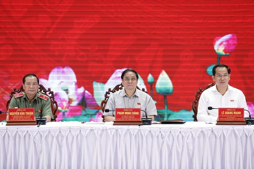 Tại cuộc tiếp xúc, Đoàn đại biểu Quốc hội TP. Cần Thơ báo cáo dự kiến nội dung chương trình kỳ họp thứ 4, Quốc hội khóa XV và báo cáo kết quả hoạt động 9 tháng đầu năm của Đoàn; lắng nghe, tiếp thu, ghi nhận các ý kiến, kiến nghị của cử tri để tổng hợp, báo cáo, phản ánh đến các cơ quan có thẩm quyền để giải quyết theo quy định. (Ảnh: Dương Giang/TTXVN)