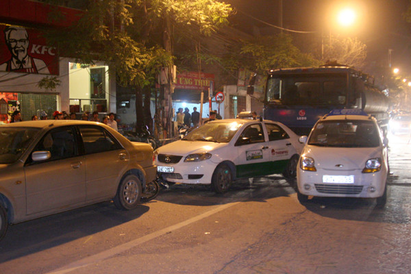 Toàn cảnh vụ tai nạn giao thông trên đường Láng (Đống Đa, HN) Ảnh: X.T