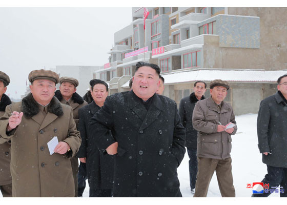 Tái xuất sau 19 ngày, ông Kim Jong-un đội tuyết thăm nhà máy khoai tây ảnh 6