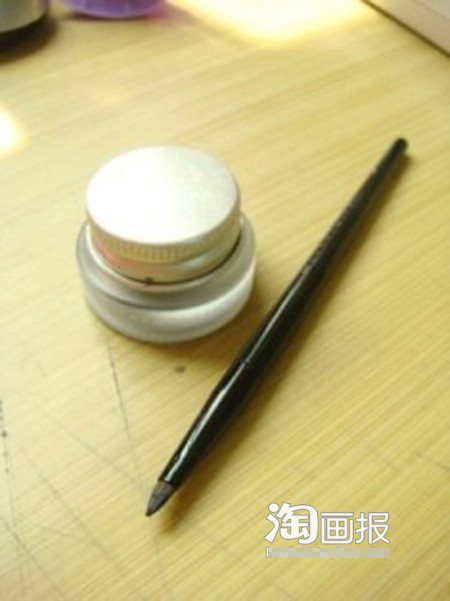 Dùng chì kẻ mắt màu đen