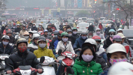 Giao thông phía dưới cầu vượt Ngã Tư Sở, đoạn dẫn vào đường Trường Chinh - con đường nổi tiếng ách tắc ở Thủ đô