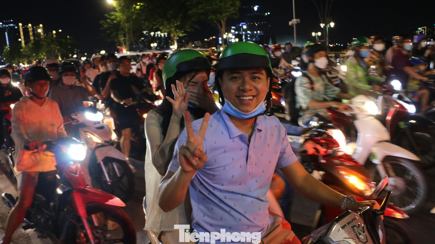 Nhiều bạn trẻ xuống phố đón không khí Trung thu.