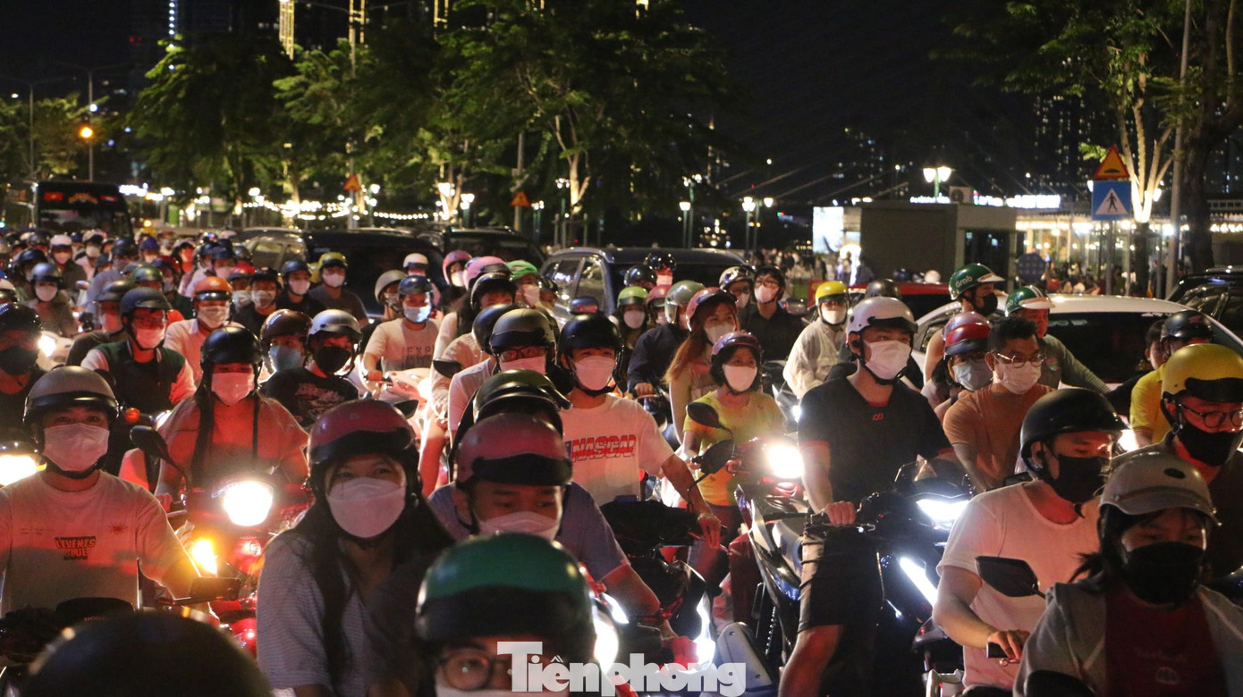 Các tuyến đường quanh phố đi bộ Nguyễn Huệ và công viên Bến Bạch Đằng ken cứng phương tiện vào tối 10/9. Ảnh: HỮU HUY