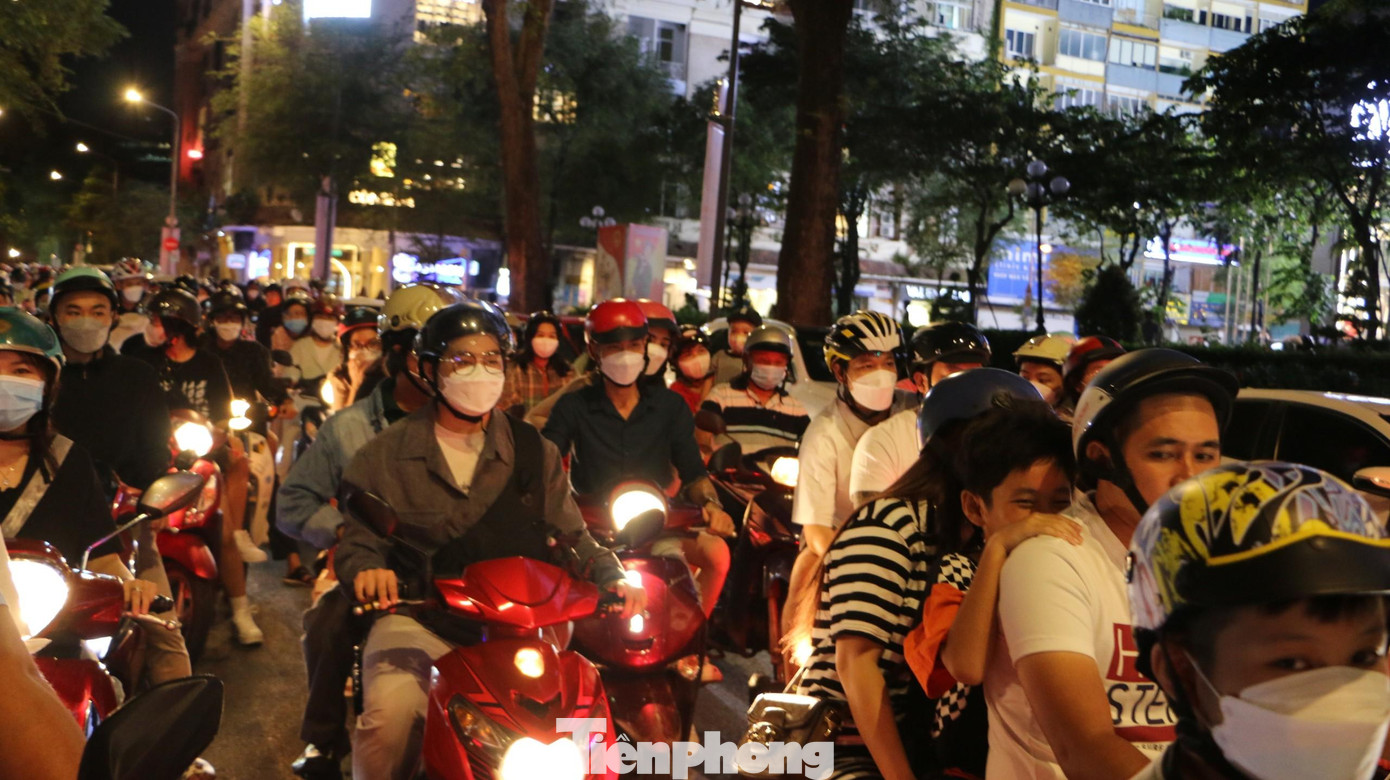 Đêm trung thu rơi vào buổi tối cuối tuần nên lượng người ra đường rất đông. Ảnh: HỮU HUY