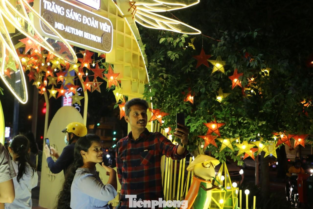 Du khách nước ngoài thích thú chụp ảnh lưu niệm.Ảnh: HỮU HUY