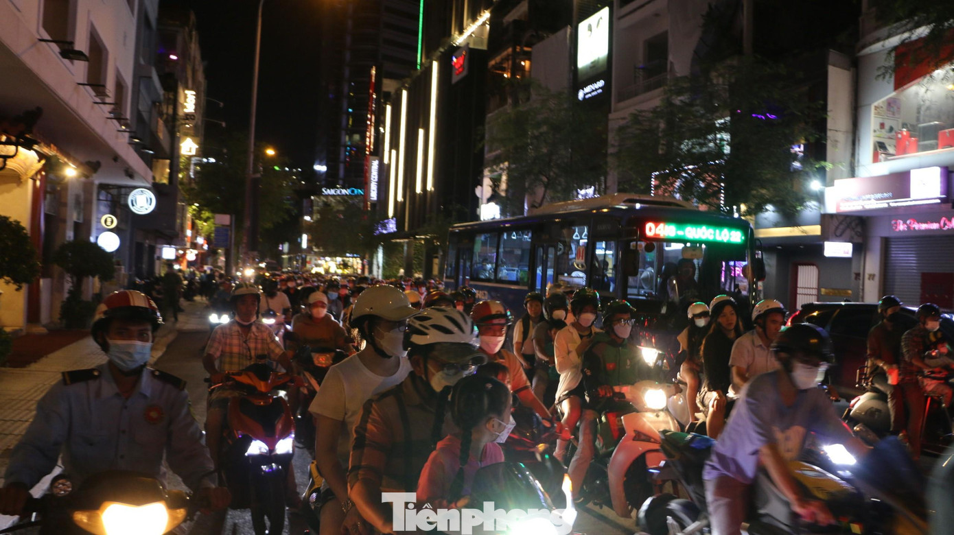 Dòng người trên đường Pasteur (quận 1). Ảnh: HỮU HUY