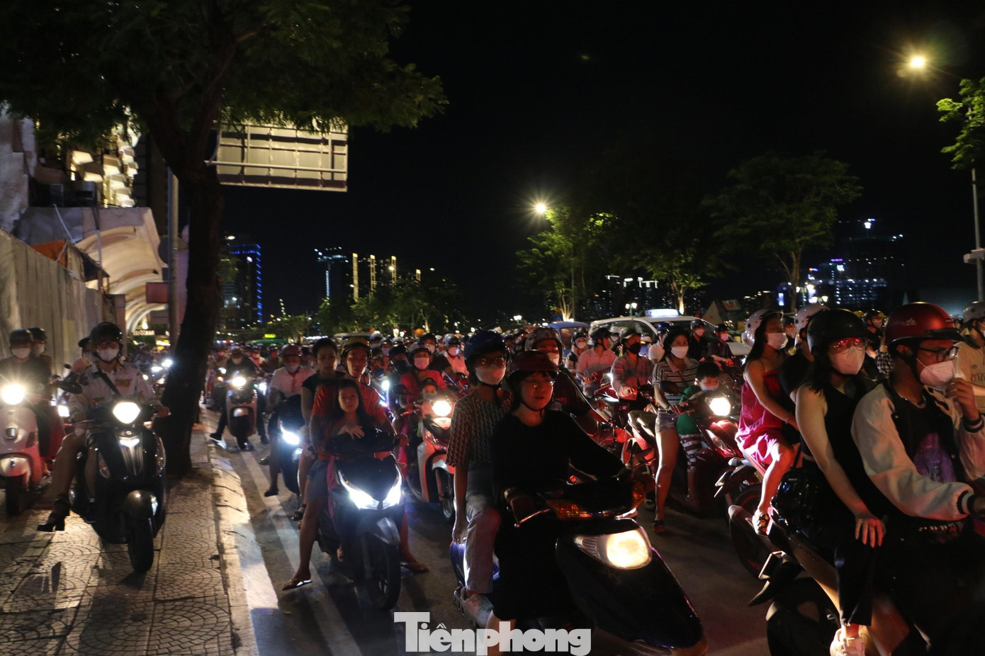 Đường Tôn Đức Thắng vào lúc 20h30. Ảnh: HỮU HUY