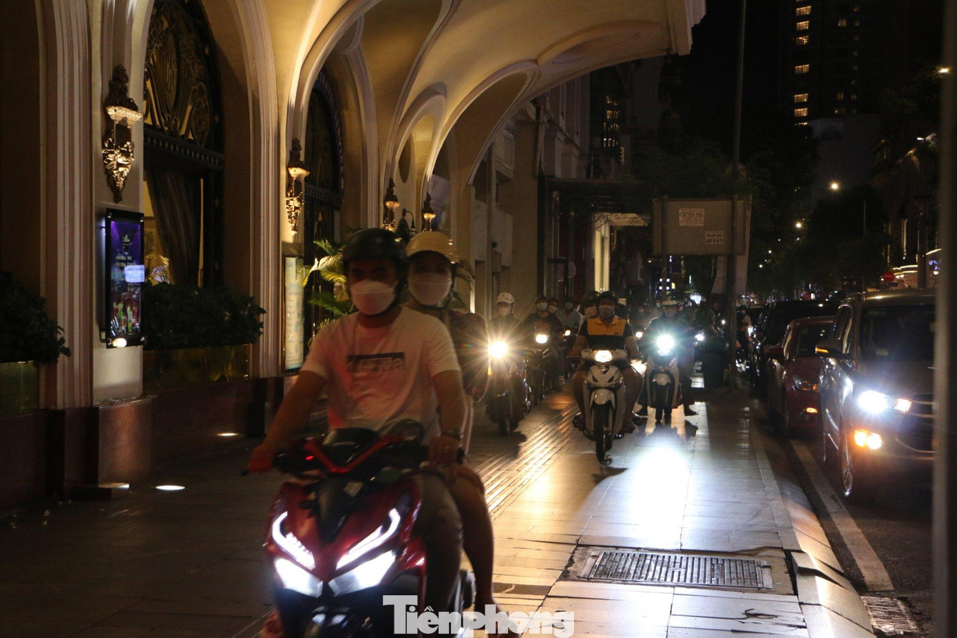 Nhiều người điều khiển phương tiện "leo" vỉa hè để né điểm ùn ứ. Ảnh: HỮU HUY