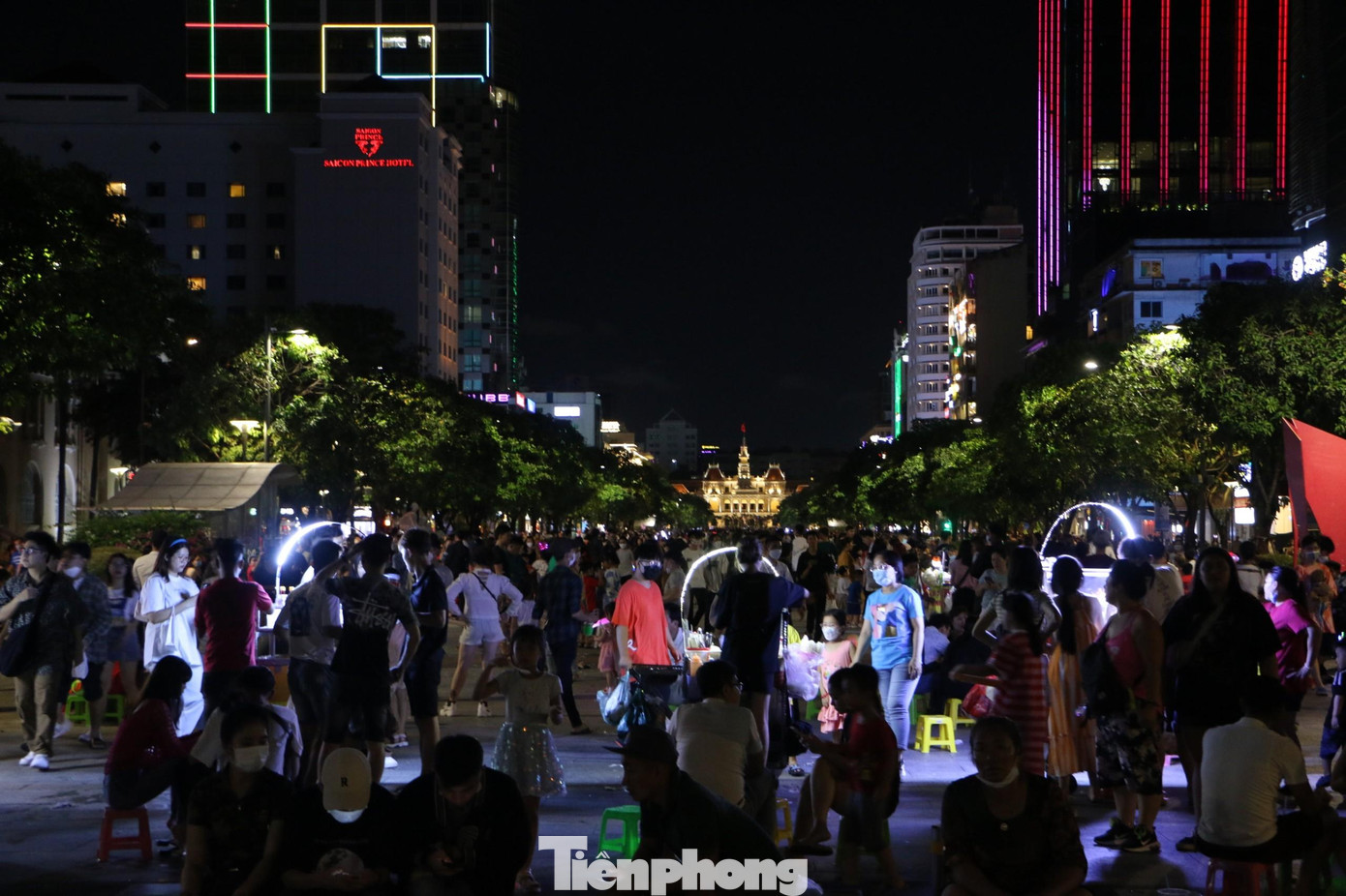 Khu vực phố đi bộ Nguyễn Huệ chật kín người.