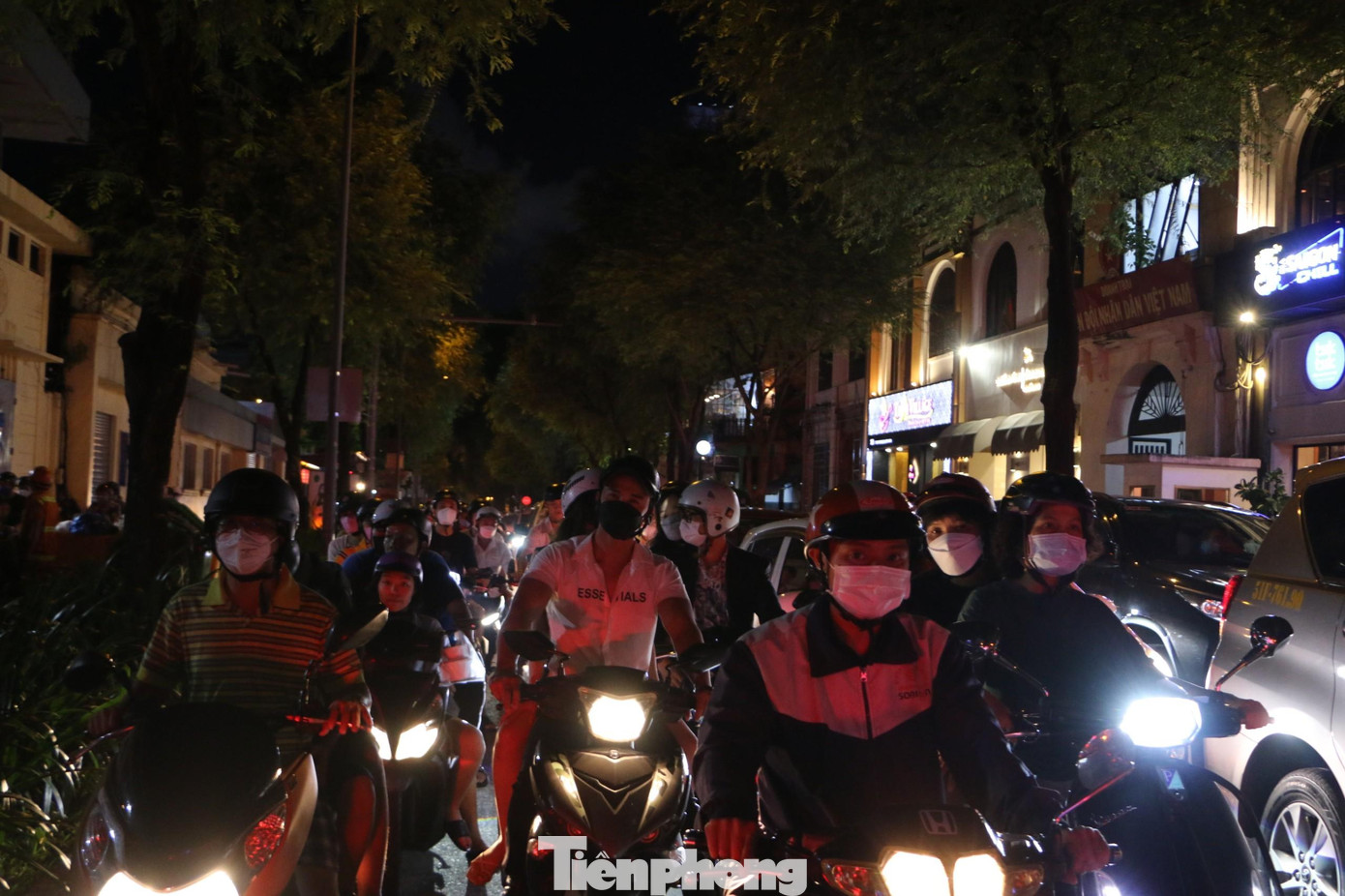 Đường Lý Tự Trọng (quận 1) ken cứng người và phương tiện. Ảnh: HỮU HUY