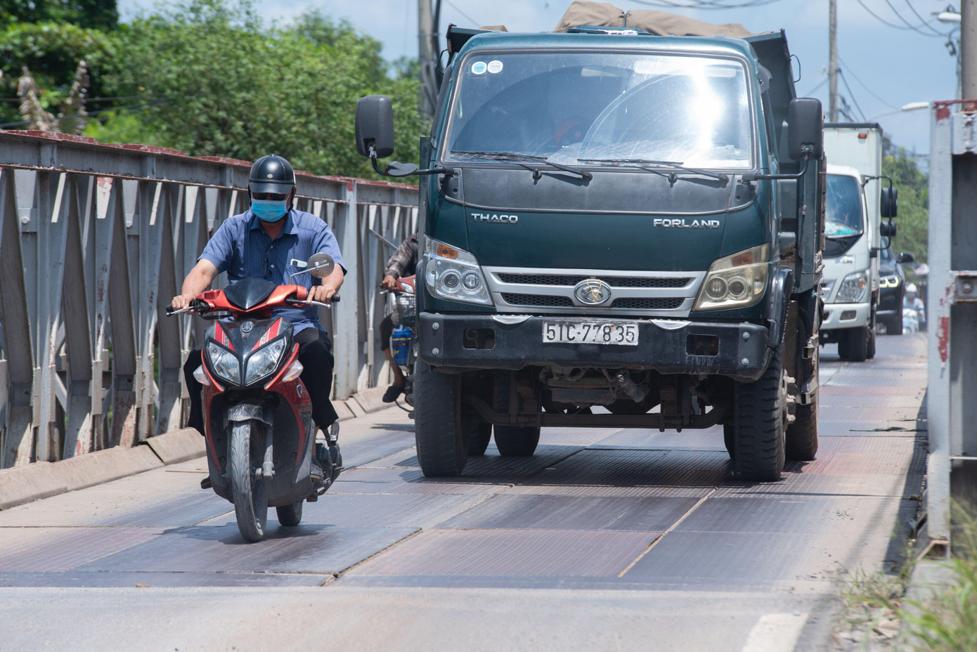 Mỗi ngày có nghìn lượt phương tiện qua lại cây cầu sắt chật hẹp.
