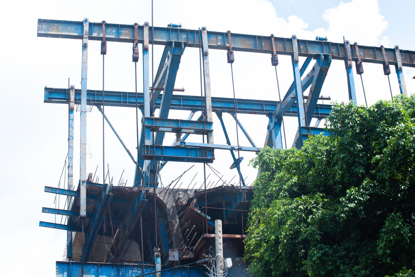 Dự án cầu Nam Lý có tổng vốn đầu tư 857 tỷ đồng, khởi công vào năm 2016 nhằm thay cầu cống đập Rạch Chiếc vốn nhỏ hẹp và đã xuống cấp. Cầu mới được xây dựng có chiều dài 450m, rộng 20m và đường dẫn dài 300m, rộng từ 30-37m.