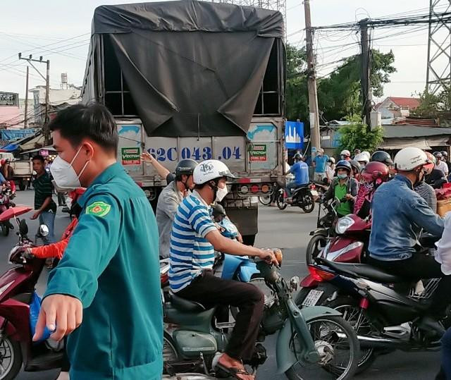 Lực lượng chức năng điều tiết giao thông tại hiện trường vụ tai nạn. Lực lượng chức năng điều tiết giao thông tại hiện trường vụ tai nạn.