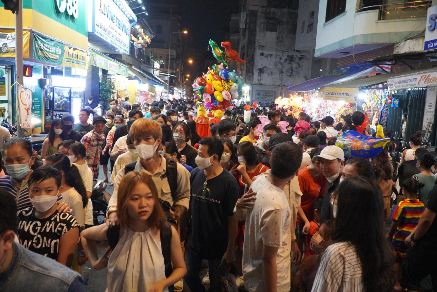 Bên trong khu vực phố lồng đèn Lương Nhữ Học, hàng nghìn người dân chen chúc tham quan, chụp ảnh lưu niệm.