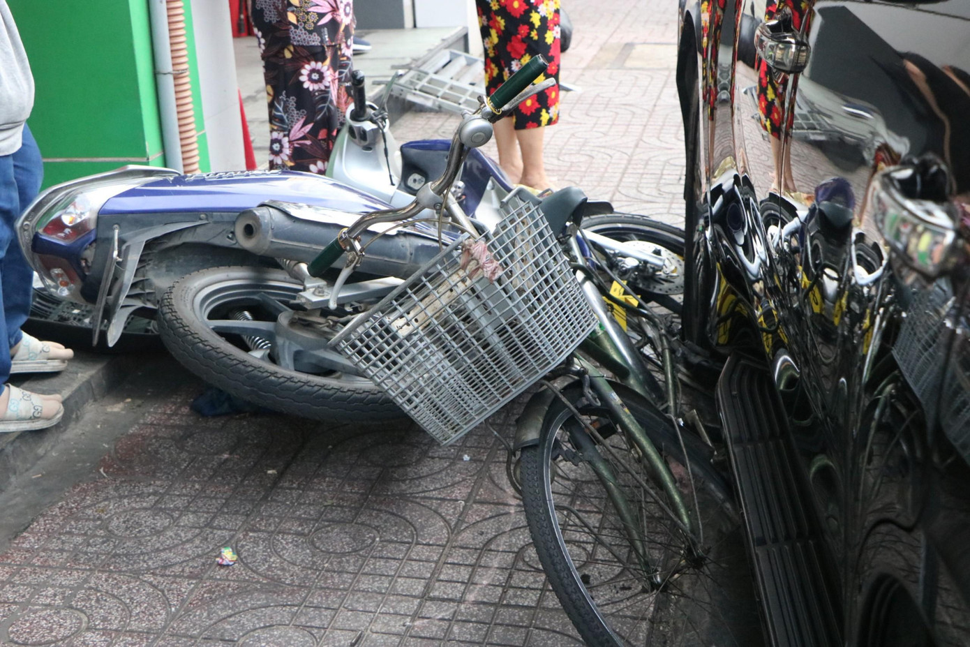 Một số người dân cho biết, thời điểm xảy ra tai nạn, xe ô tô di chuyển khá chậm và đã tông vào những người đang chờ mua nước mía.