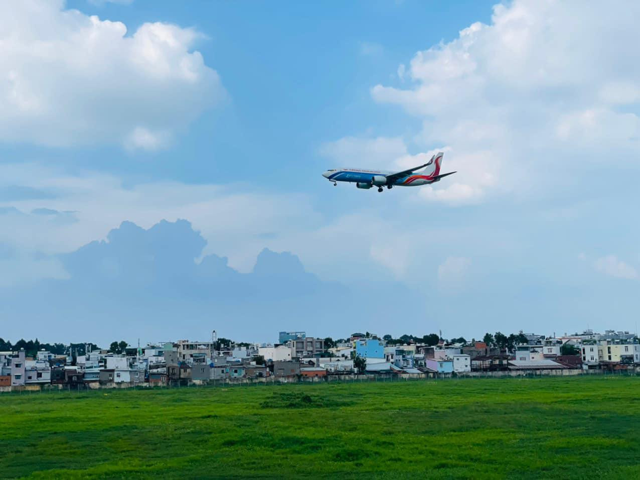 “Dù mặt bằng các quán cà phê sân thượng ngắm máy bay cao hơn nhưng ở khu vực đường Nguyễn Văn Công, đa số các mặt bằng như thế này đều đã có người thuê dài hạn để kinh doanh, đặc biệt là giai đoạn sau dịch COVID-19, kinh doanh khởi sắc trở lại”v- chủ một quán cà phê sân thượng trên đường Nguyễn Văn Công (quận Gò Vấp) cho biết.