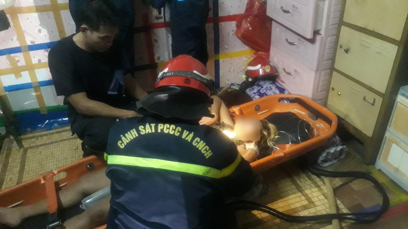 Lực lượng chức năng triển khai phương án đưa người gặp nạn đi cấp cứu. Lực lượng chức năng triển khai phương án đưa người gặp nạn đi cấp cứu.