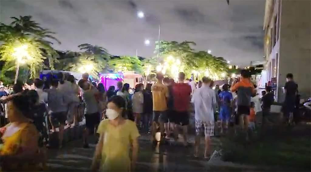 Cư dân di tản đến nơi an toàn sau khi nghe tiếng chuông báo cháy.